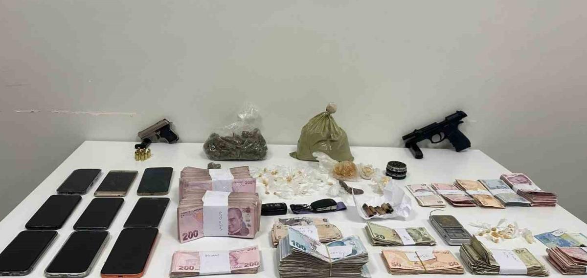 Maltepe’de Zula Evine Operasyon: Kilolarca Uyuşturucu ve Nakit Para Ele Geçirildi