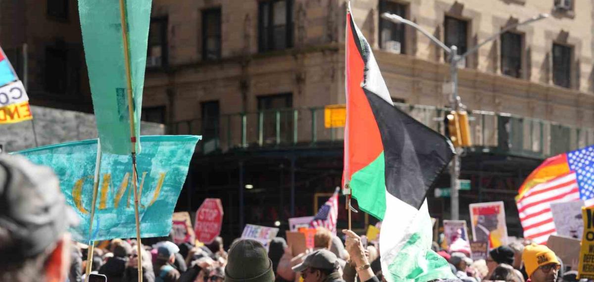 Manhattan’da “Krallara Hayır” Protestosunda On Binlerce Kişi Yürüdü