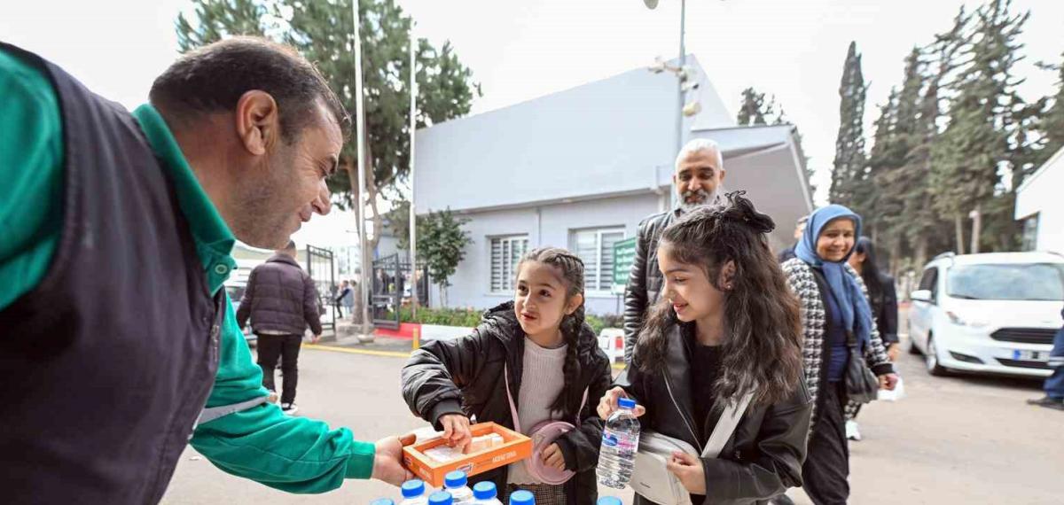 Mersin’de Bayramda Mezarlıklarda Vatandaşlar Yalnız Bırakılmıyor
