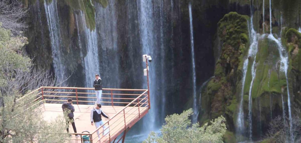 Mersin’in Saklı Cenneti Yerköprü Şelalesi Ziyaretçileri Hayran Bırakıyor