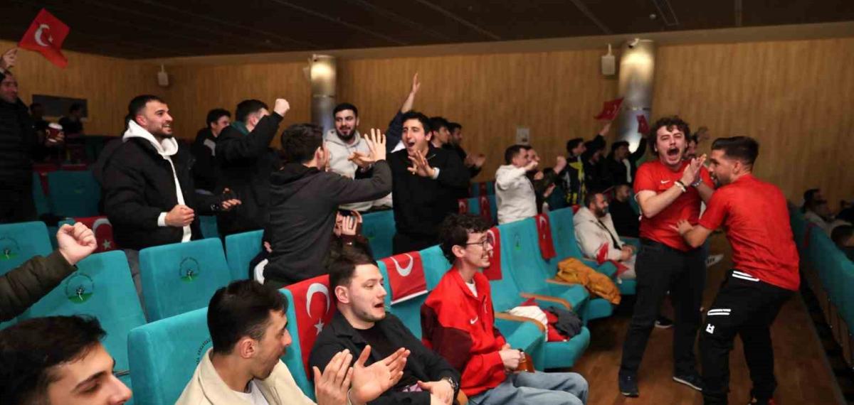 Milli Maç Heyecanı Osmangazi’de Dev Ekranda Yaşandı