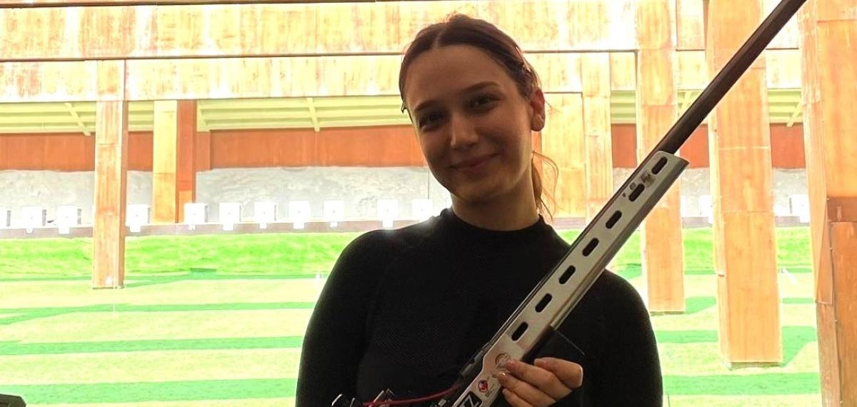 Milli Sporcu Kendi Rekorunu Kırarak Zirveye Çıktı