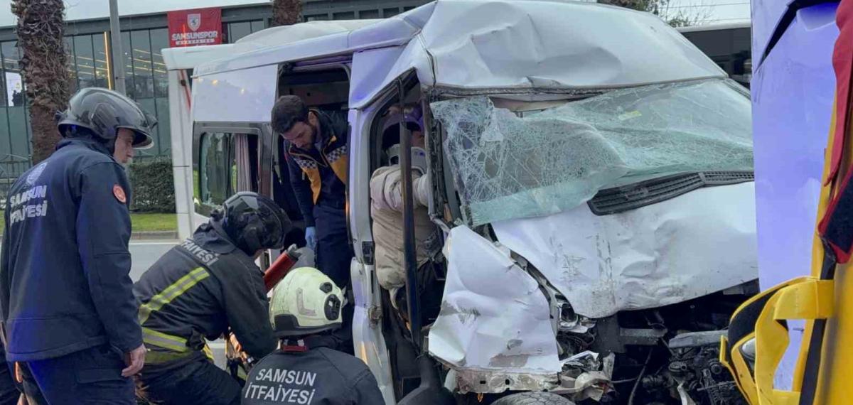 Minibüs, Hafif Ticari Araç ve Otobüse Çarptı: 7 Yaralı