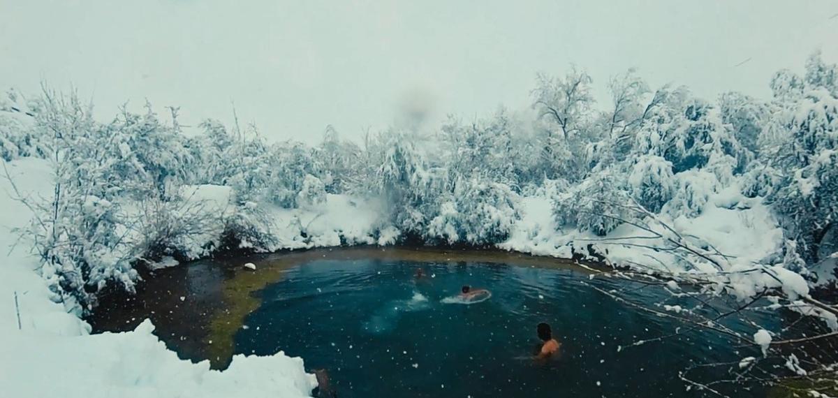 Muhteşem Manzarada Üç Arkadaş Kar Yağışı Altında Gölette Yüzdü