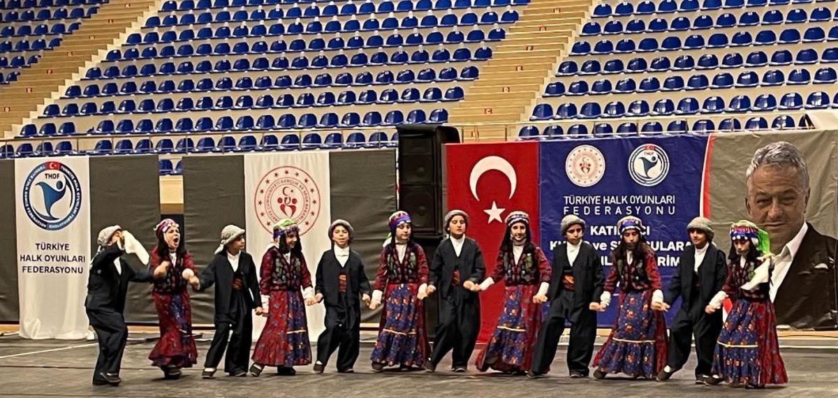 Muradiye’nin Minik Halk Oyuncuları İl Birincisi Oldu