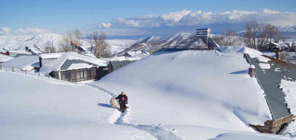 Muş’ta 1800 Rakımlı Köy Kara Gömüldü: Evler Kar Altında, Ulaşım Tünellerle Sağlanıyor