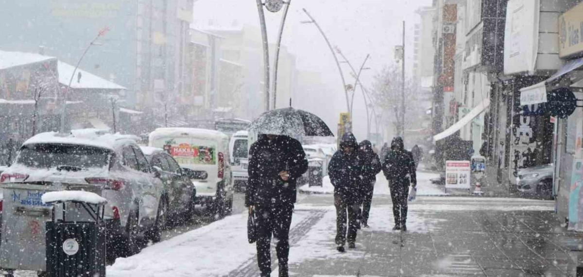 Muş’ta 40 Köy Yolu Kapandı, Mahsur Kalan Hasta Kurtarıldı