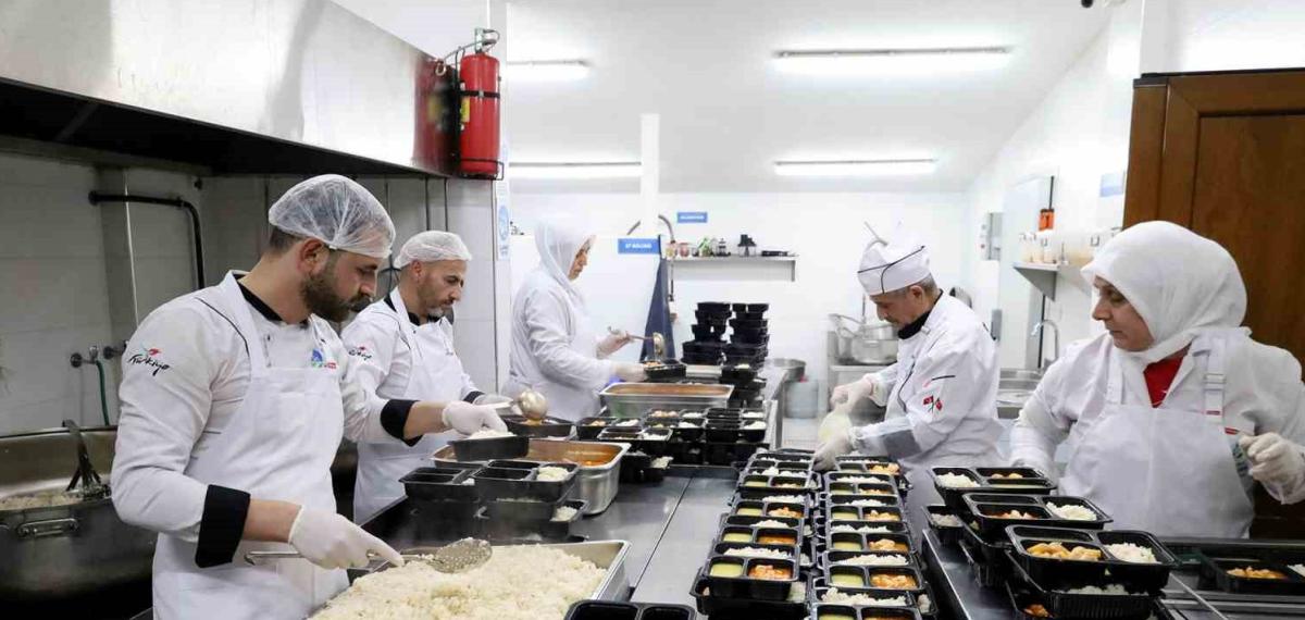 Öğrenciler ve İhtiyaç Sahipleri İçin Dev Kazanlar Kaynıyor