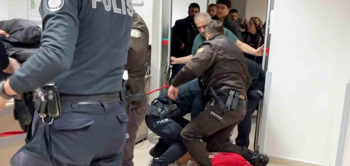 Oğul Annesinin Sevgilisini Bıçakladı, Anne İse Polis Memurunu Tokatladı