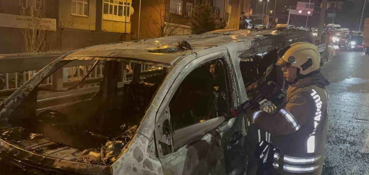 Okmeydanı’nda Ticari Takside Yangın: Yolcular Son Anda Tahliye Edildi