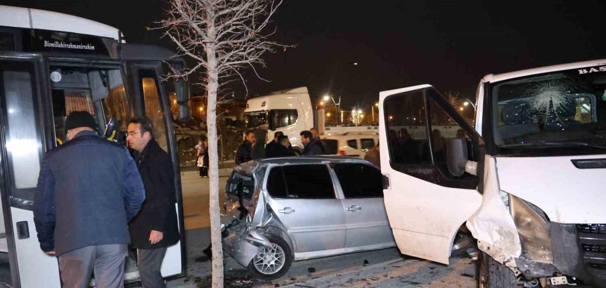 Önce Kaza, Sonra Kavga Ettiler: 2 Yaralı