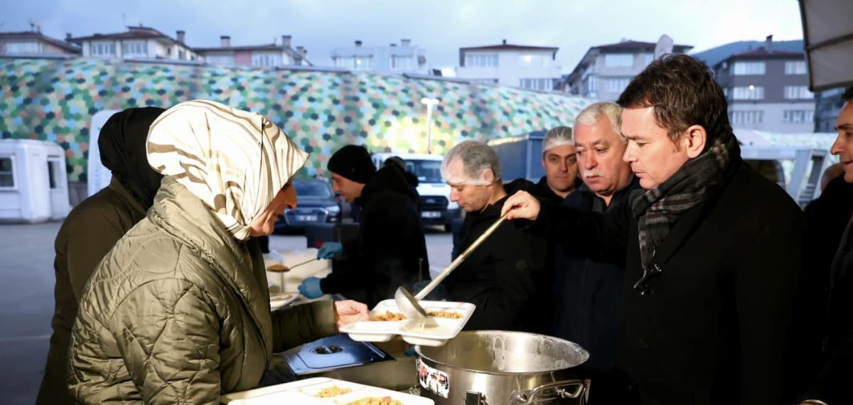Osmangazi Belediyesi’nin İftar Sofrasında Yüzlerce Kişi Bir Araya Geldi
