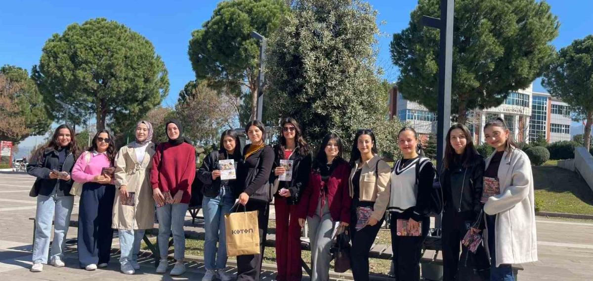 Osmaniye’de Öğrenciler Kadınlar Günü’nde Gül Şeklinde Mum Dağıttı