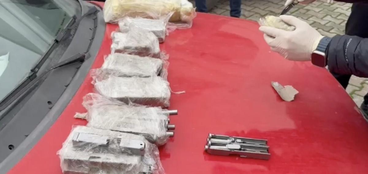 Otomobilin Kapılarına Zulalanmış Cephanelik Polis Ekiplerince Yakalandı