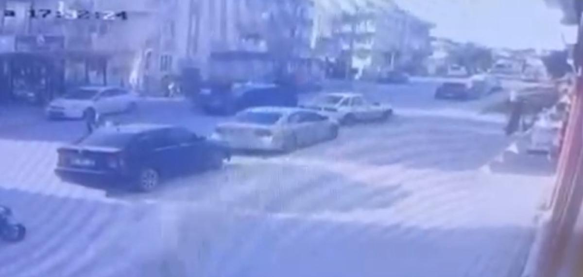 Otomobille Çarpışan Motosikletteki 2 Kişi Metrelerce Savruldu: 3 Yaralı