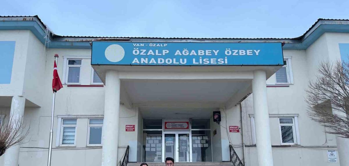 Özalp’te Kitap Okuma Sınavında Dereceye Girenlere Ödülleri Verildi