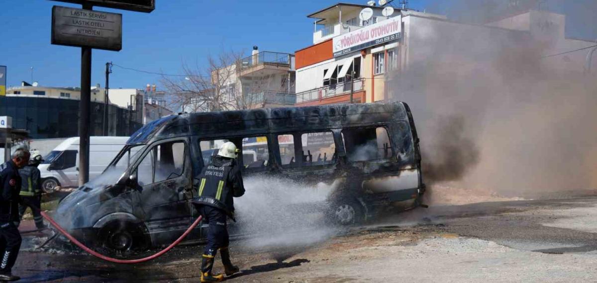 Park Halindeki Servis ve Otomobil Alev Alev Yandı, Araç Sahibi Kriz Geçirdi
