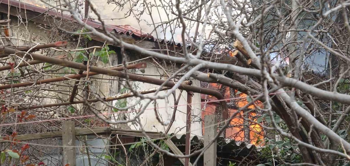 Pendik’te Tek Katlı Ev Alevlere Teslim Oldu