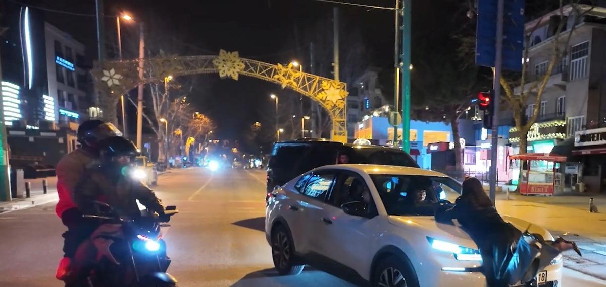 Polis Uygulamasında İlginç Anlar: Alkollü Yolcu Çakar İddiasıyla Aracın Önüne Atladı