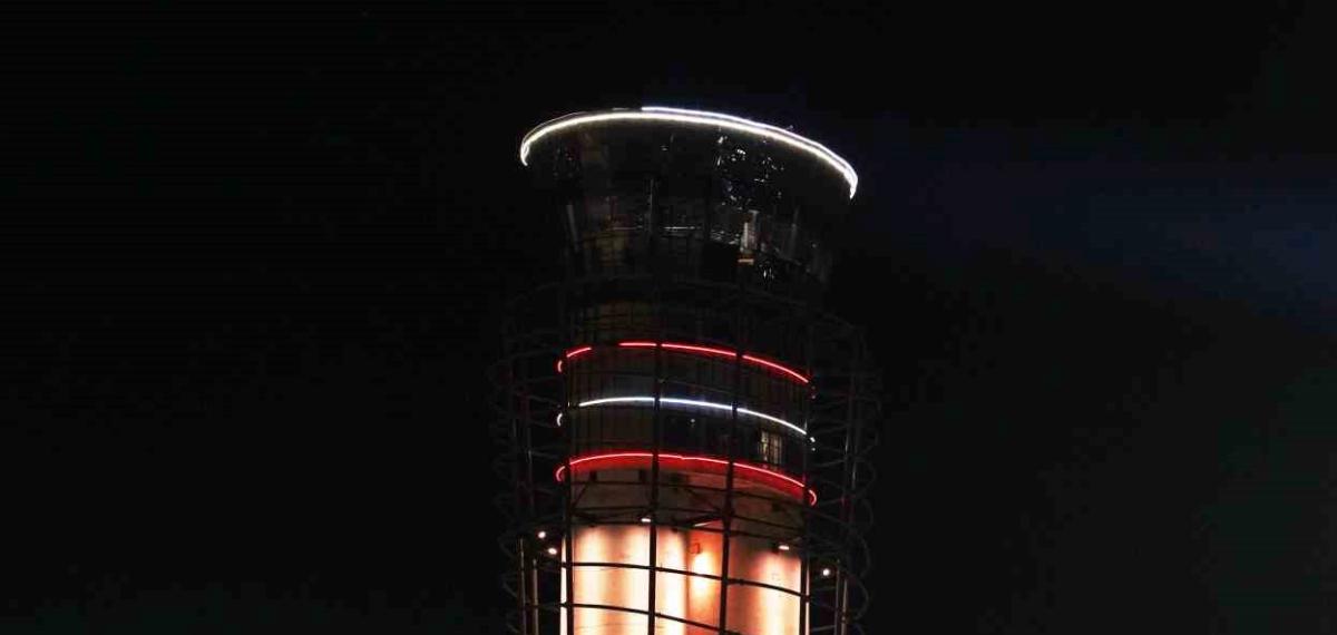 Sabiha Gökçen’de Çanakkale Ruhu Gökyüzüne Yansıdı: Atc, Türk Bayrağı Renkleriyle Aydınlatıldı