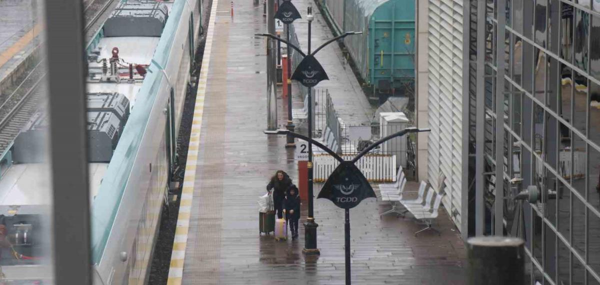 Sakarya’da Tren İstasyonu ve Otogarda Arife Sakinliği