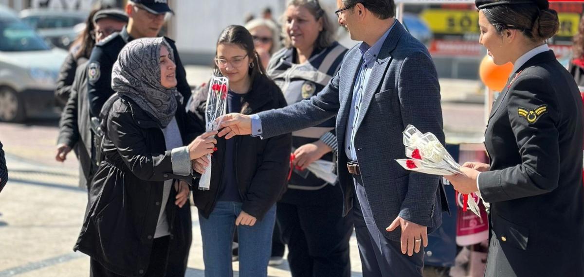 Salihli’de Kadına Yönelik Şiddete Karşı Bilgilendirme Stantları Kuruldu