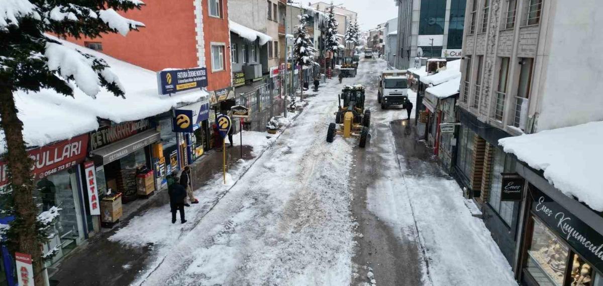 Sarıkamış’ta “Beyaz Mesai”: 600 Kamyon Kar Şehir Dışına Taşındı