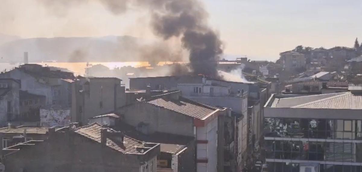 Şehir Merkezinde Korku Dolu Anlar: Depo Yandı, Dumandan Göz Gözü Görmedi