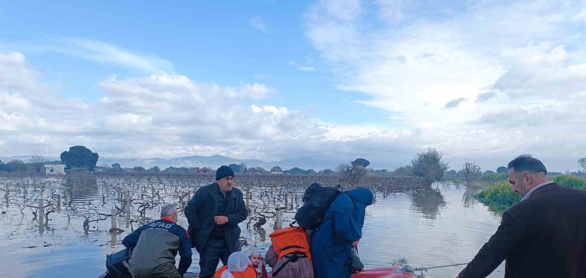 Selde Mahsur Kalan 10 Kişi Afad Ekiplerince Botla Kurtarıldı