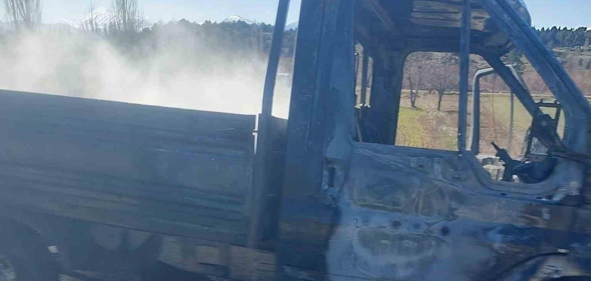 Seyir Halindeki Kamyonet Alev Alev Yandı