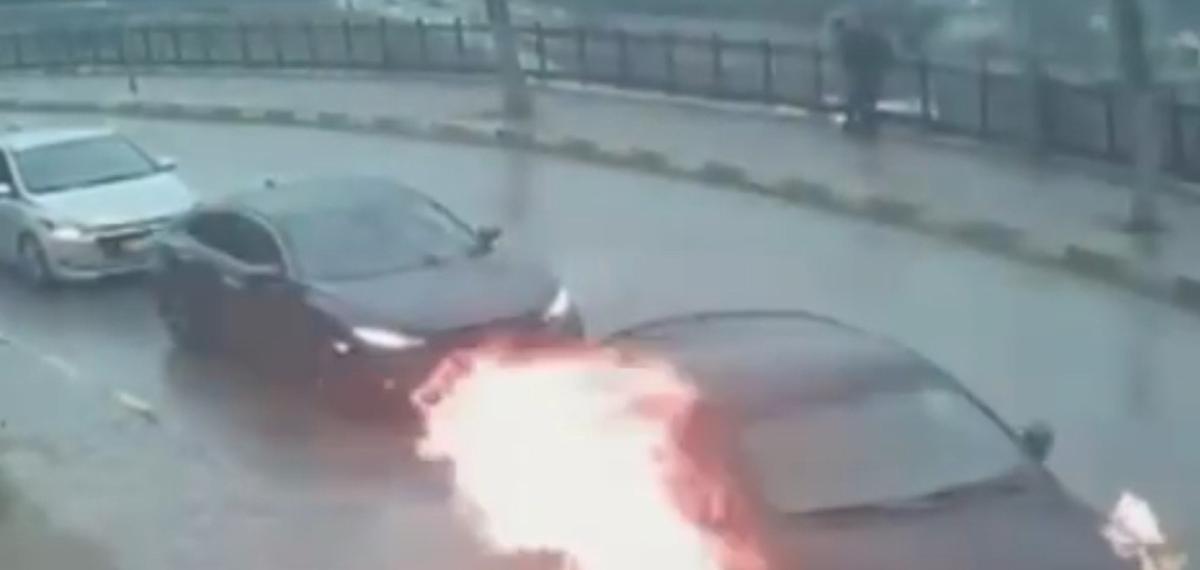 Seyir Halindeki Otomobil Alev Topuna Döndü