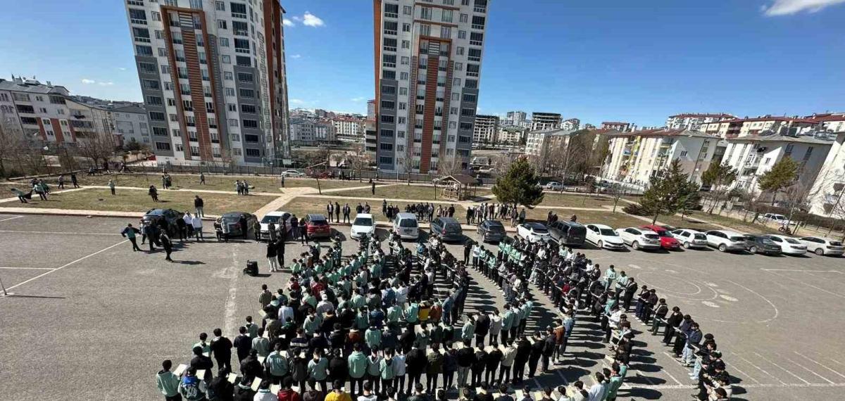 Sivas’ta 302 Genç Aynı Anda Kuran-I Kerim’i Hatim Etti