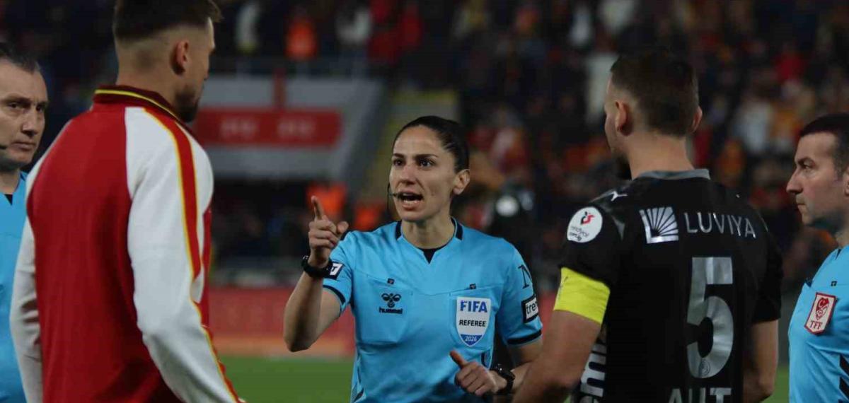 Süper Lig’de 22 Yıl Sonra Kadın Hakem Düdük Çaldı