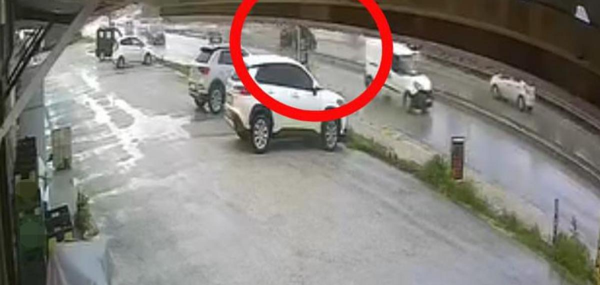 Sürücüsü Markete Gitti, El Freni Çekilmeyen Otomobil Ana Yola Çıktı