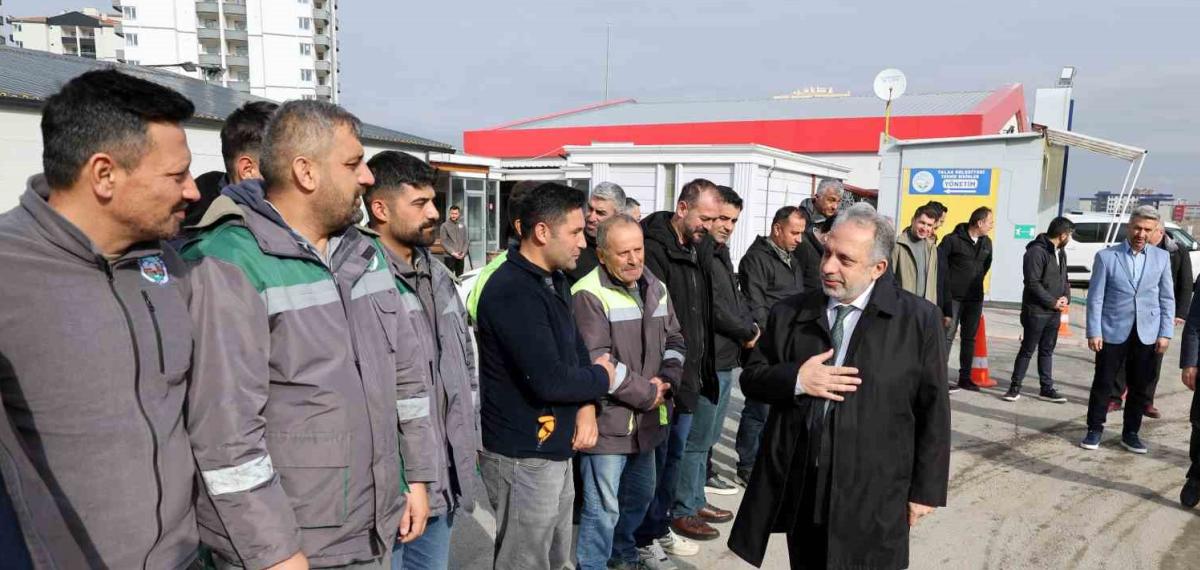 Talas’ta Bayram Coşkusu: Başkan Yalçın Personelle Kucaklaştı