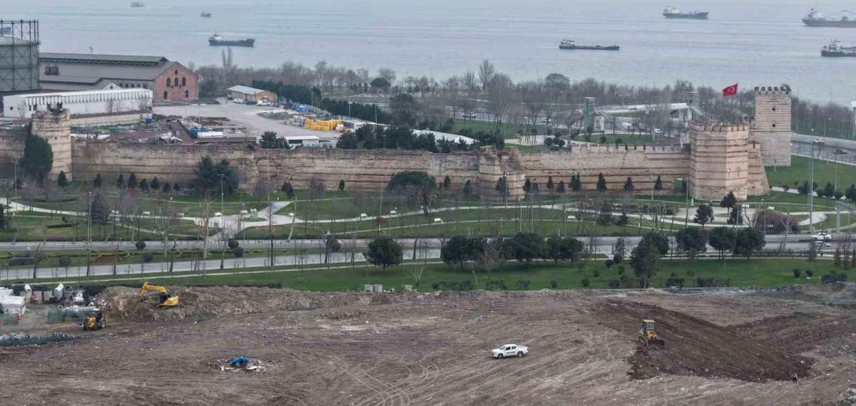 Tarihi Kazlıçeşme Meydanı’nda Moloz Utancı Sona Eriyor