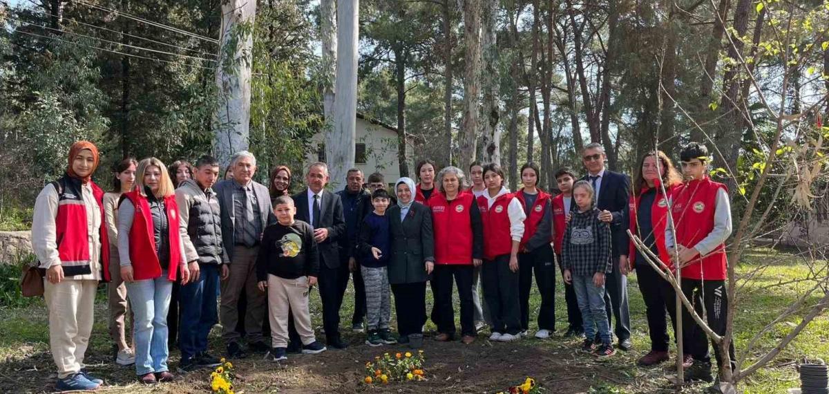 Tarım Lisesi Öğrencilerinden Özel Eğitim Okuluna Çiçekli Destek