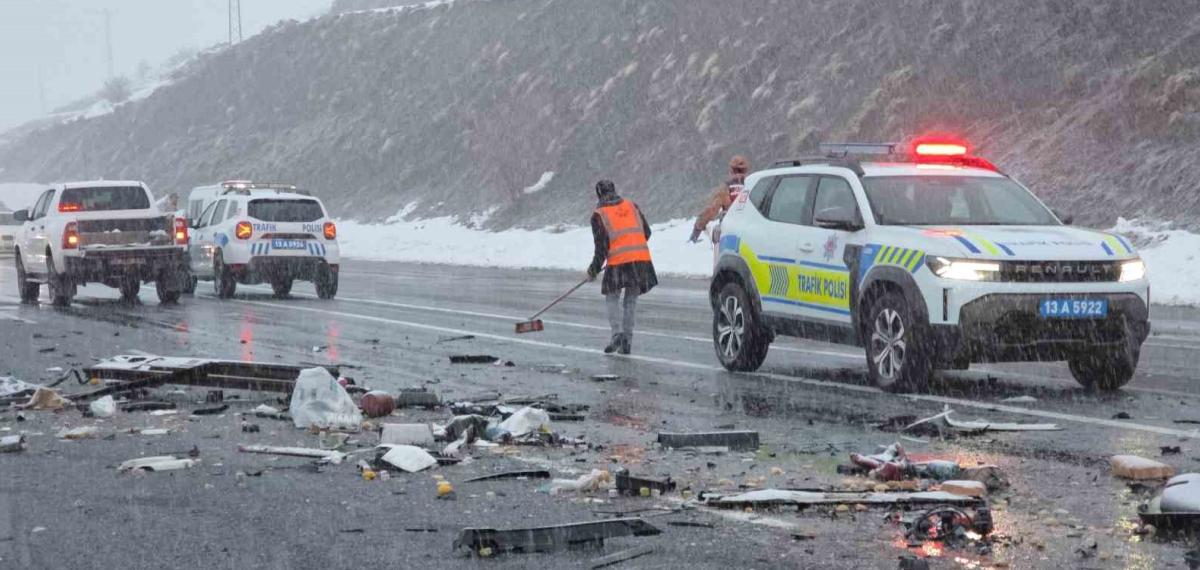 Tatvan’daki Feci Kazada Karı Koca Hayatını Kaybetti