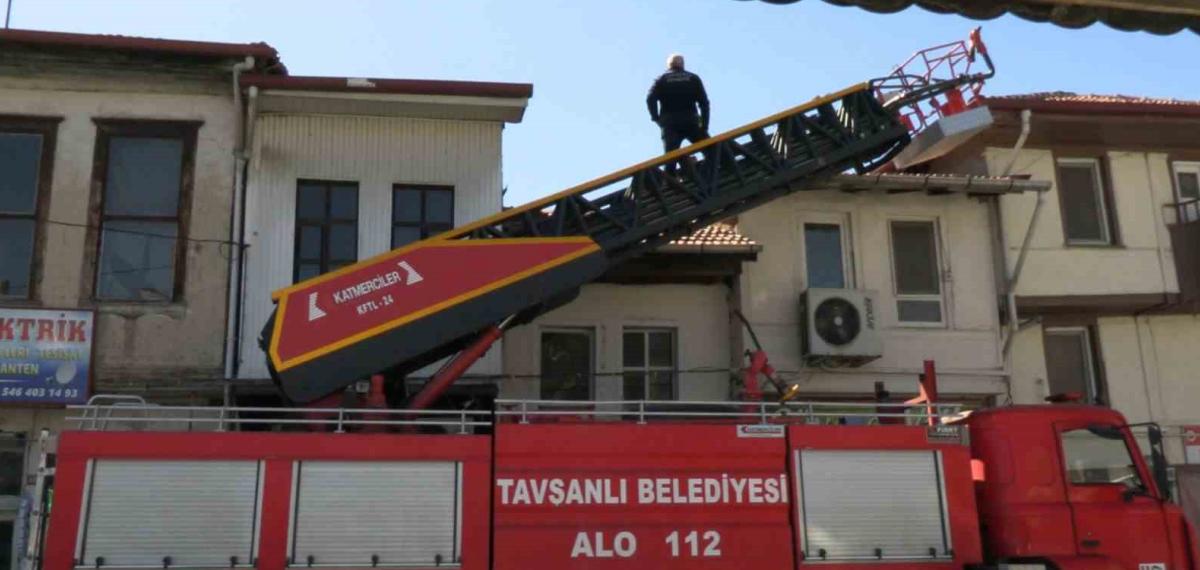 Tavşanlı’da Çatı Yangını Paniğe Neden Oldu, Hatalı Parklar İtfaiyeye Zor Anlar Yaşattı