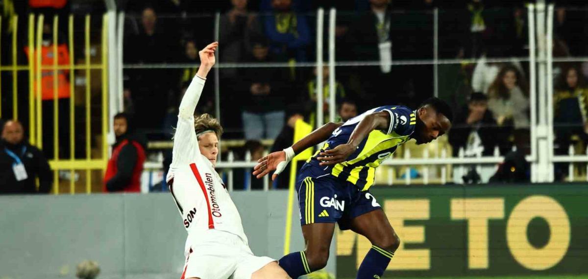 Trendyol Süper Lig: Fenerbahçe: 1 – Samsunspor: 2 (İlk Yarı)