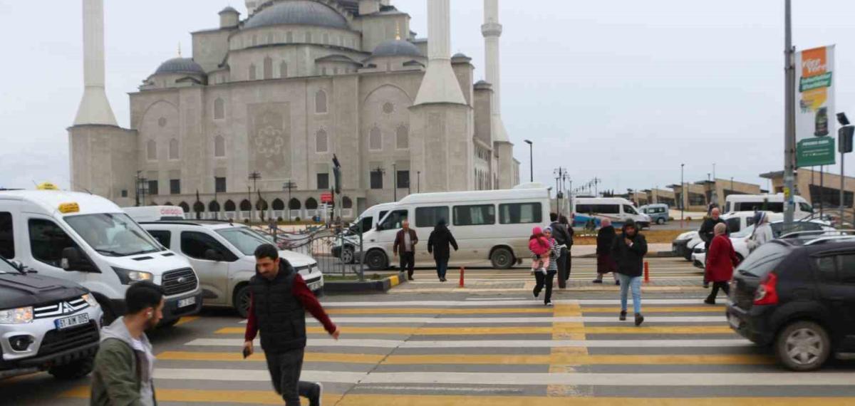 Üç Şeritli Yolda Tehlikeli Yaya Geçidi Korkutuyor