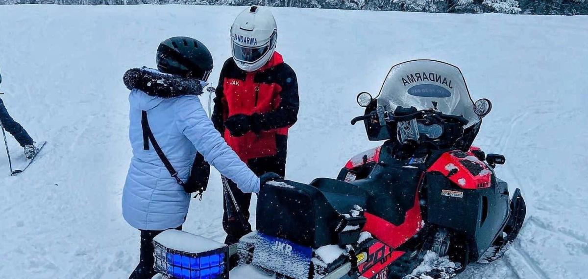 Uludağ’da Jandarmadan Kayakçılara Yardım Eli