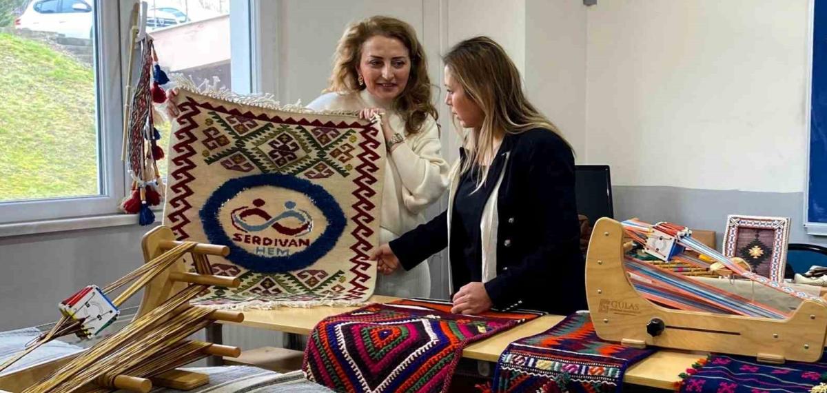 Üniversiteli Öğrenciler Geleneksel Dokumayı Yerinde Öğrendi