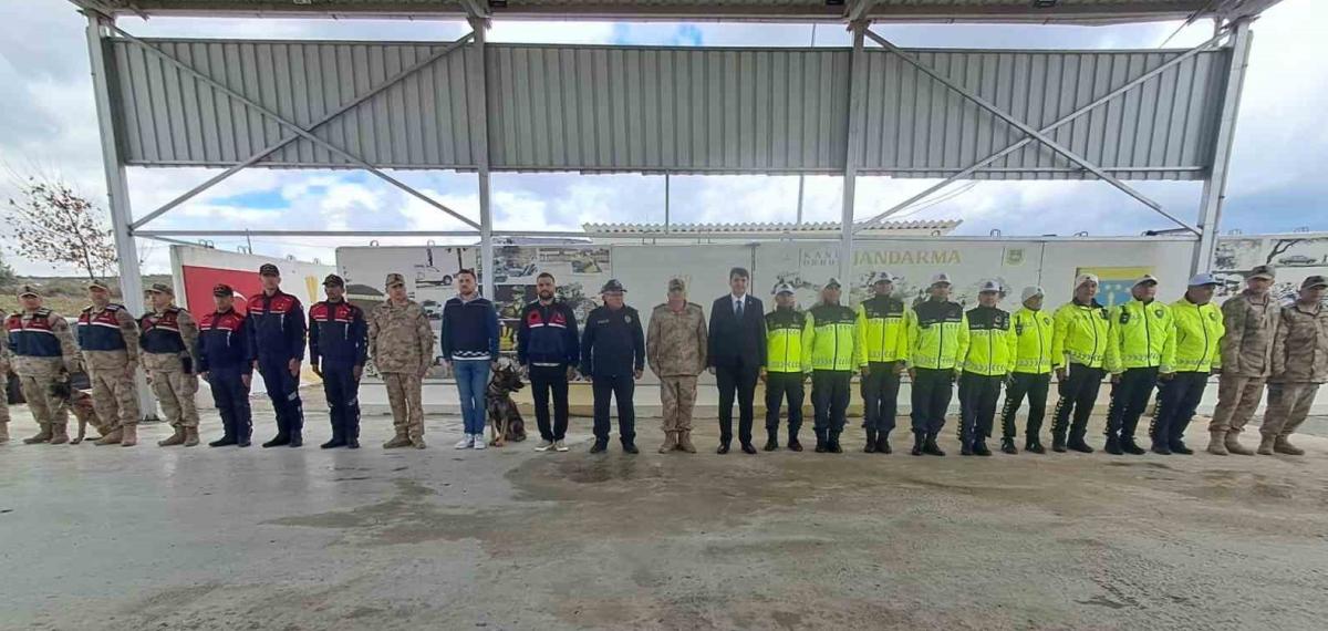 Vali Kalaylı Uygulama Noktasında Güvenlik Güçleri ve Vatandaşlarla Bayramlaştı