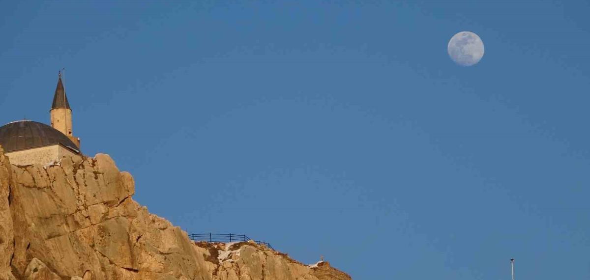 Van Kalesi’nde Gökyüzü Şöleni: Şişkin Ay Tarihle Buluştu