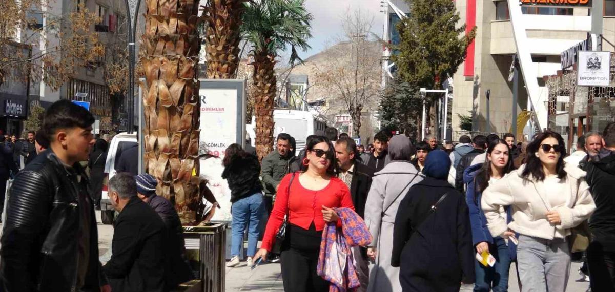 Van’da Bayram Telaşı: Caddeler Doldu Taştı