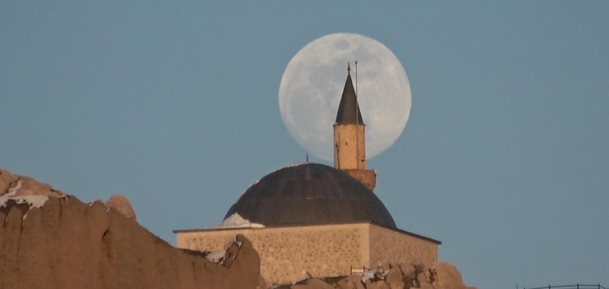 Van’da Tarih ile Dolunayın Buluşması Görsel Şölen Sundu