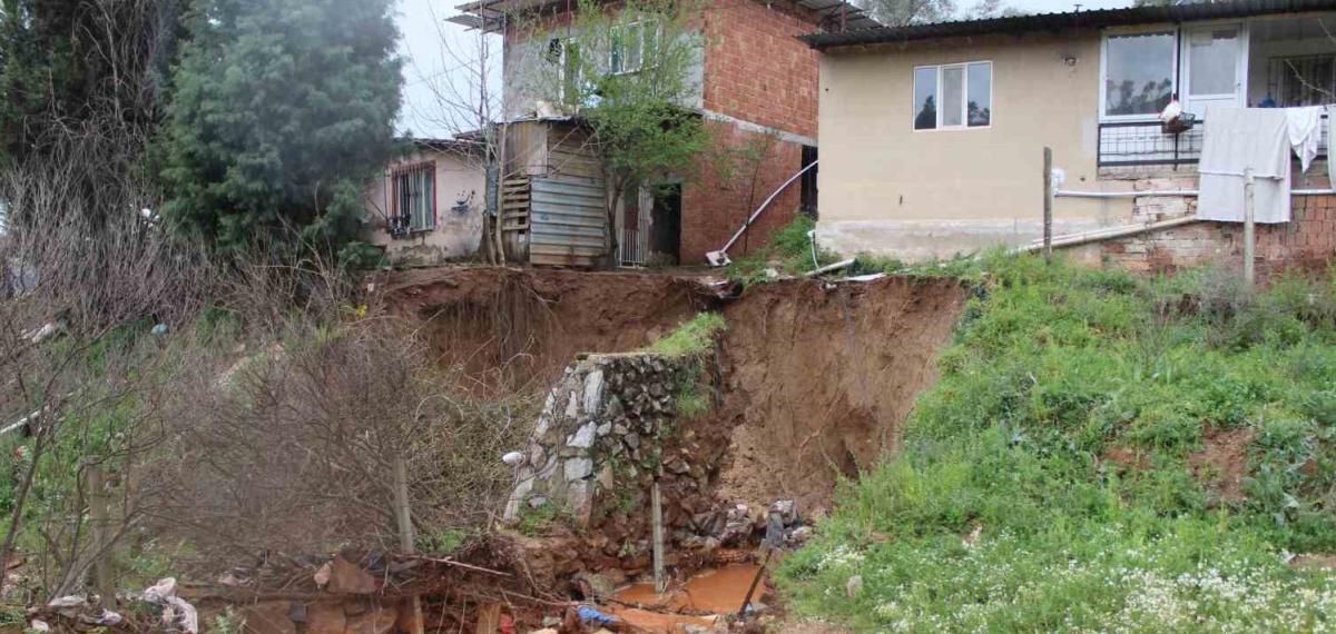 Yağmur Sularıyla Taşan Dere, Toprak Kaymasına Sebep Oldu