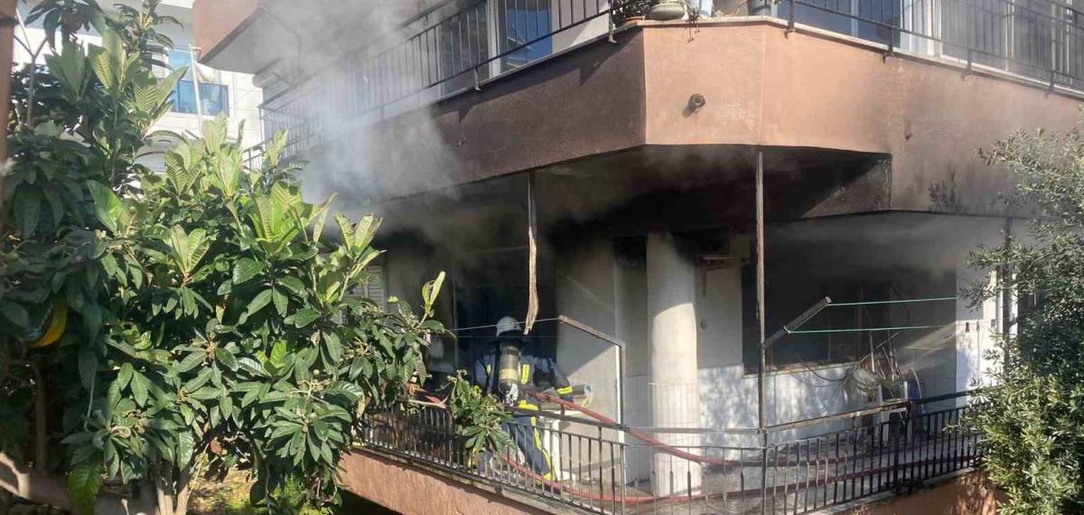 Yanan Evden 4 Yaşındaki Yeğenini Çıkarmak İsterken Yaralandı