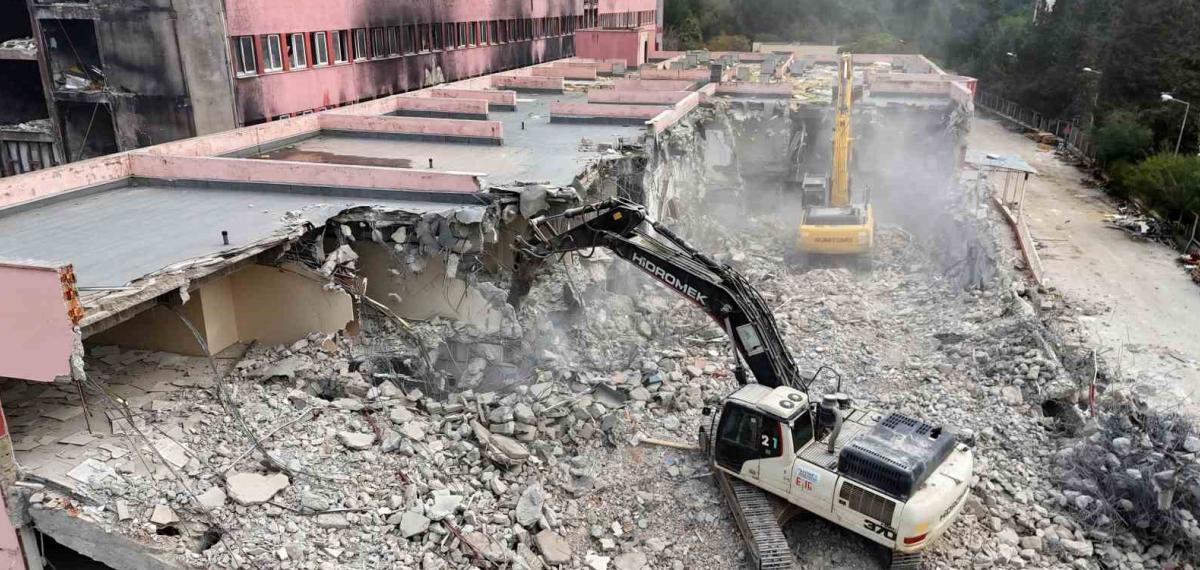 Yangında Kullanılamaz Hale Gelen Hastane, 3 Yılın Ardından Yıkılmaya Başlandı